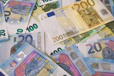 Viele Eurogeldscheine auf einem Haufen - WHO als überwiegend privat finanzierte Organisation